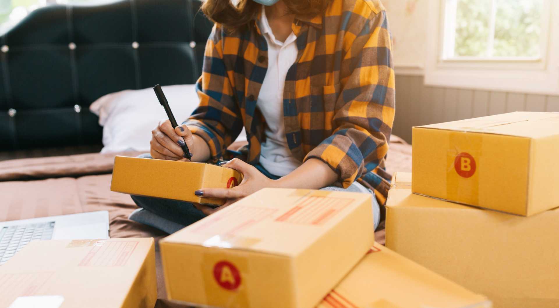 mujer escribiendo paquetes